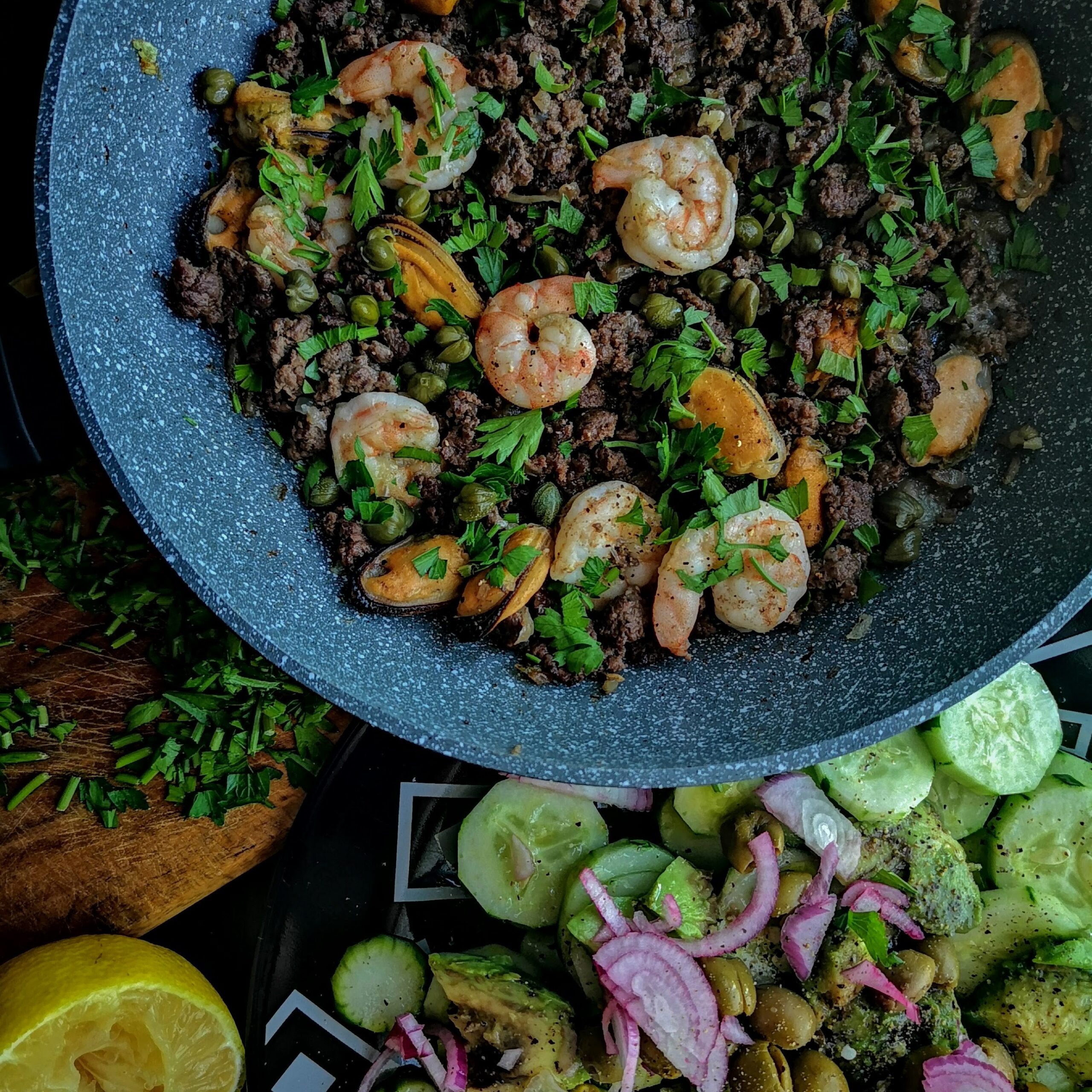Морски дарове с телешко на тиган surf & turf
